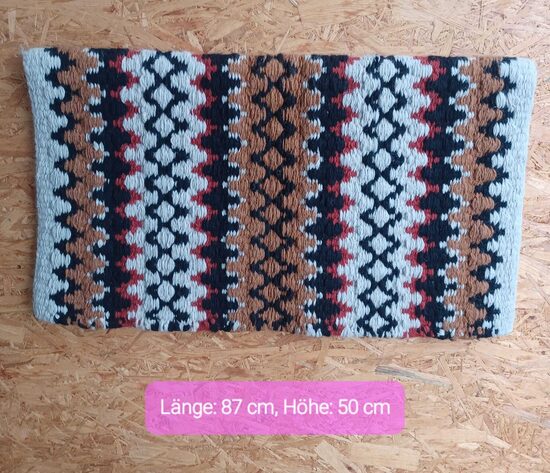 44. Bunte dicke Showblanket creme/sand/schwarz-rot